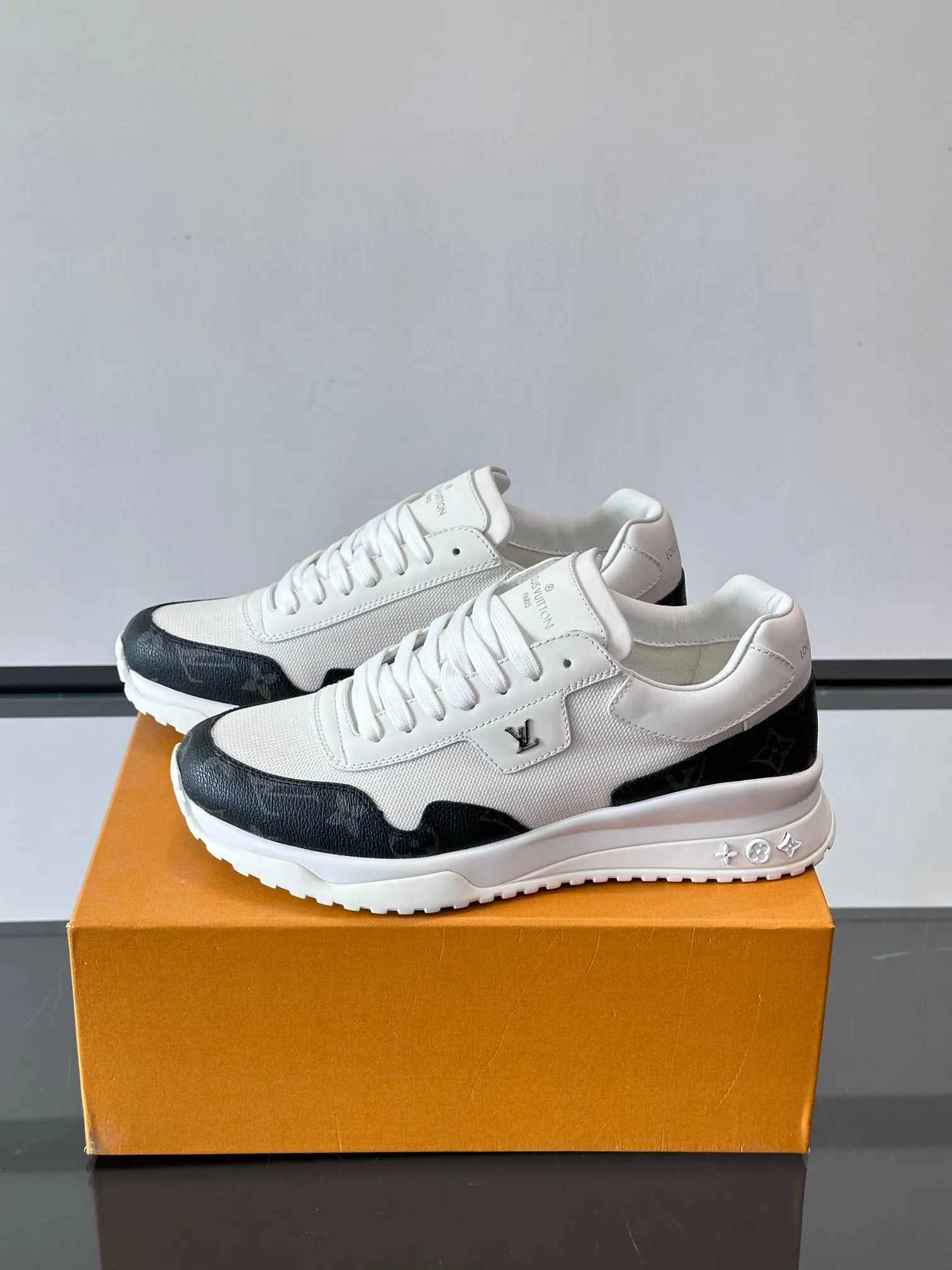 Men's Men's Shoes 💰500 [New Style] 🐡🐡LV🆕RUN AWAY sneakers, this Run Away sneaker is made of first-layer cowhide leather and breathable original material. The wedge-shaped rubber outsole continues the running shoe design, embellished with Monogram flowers, the L V letter is marked on the tongue, and the Louis Vuitton Paris logo is embellished on the back. Paired with brand logo cotton feet, the mesh lining and heel are spliced ​​and wrapped in cowhide, making the upper foot comfortable and breathable! size: 39-44 (38.45.46 customized)